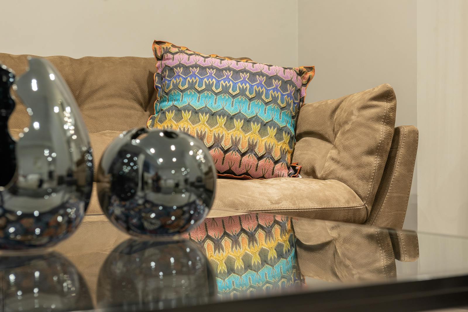 Canapé 3 places en tissu beige dans un salon lumineux aux matières naturelles