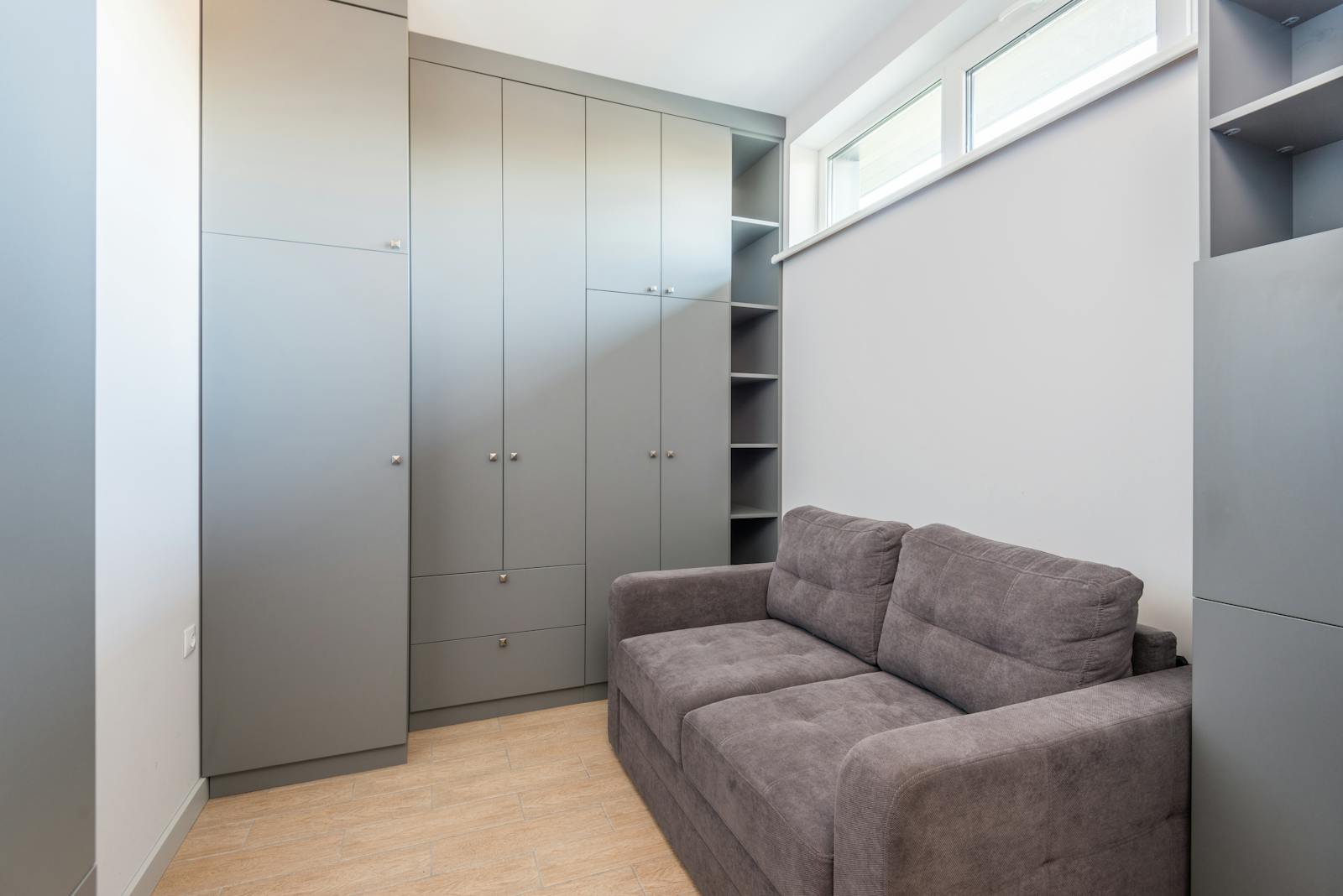 Petit salon scandinave lumineux avec bois clair, canapé en lin et textiles naturels