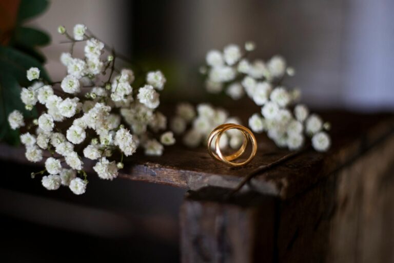 Alliance homme : choisir le métal, la largeur et la finition pour porter sa bague trente ans