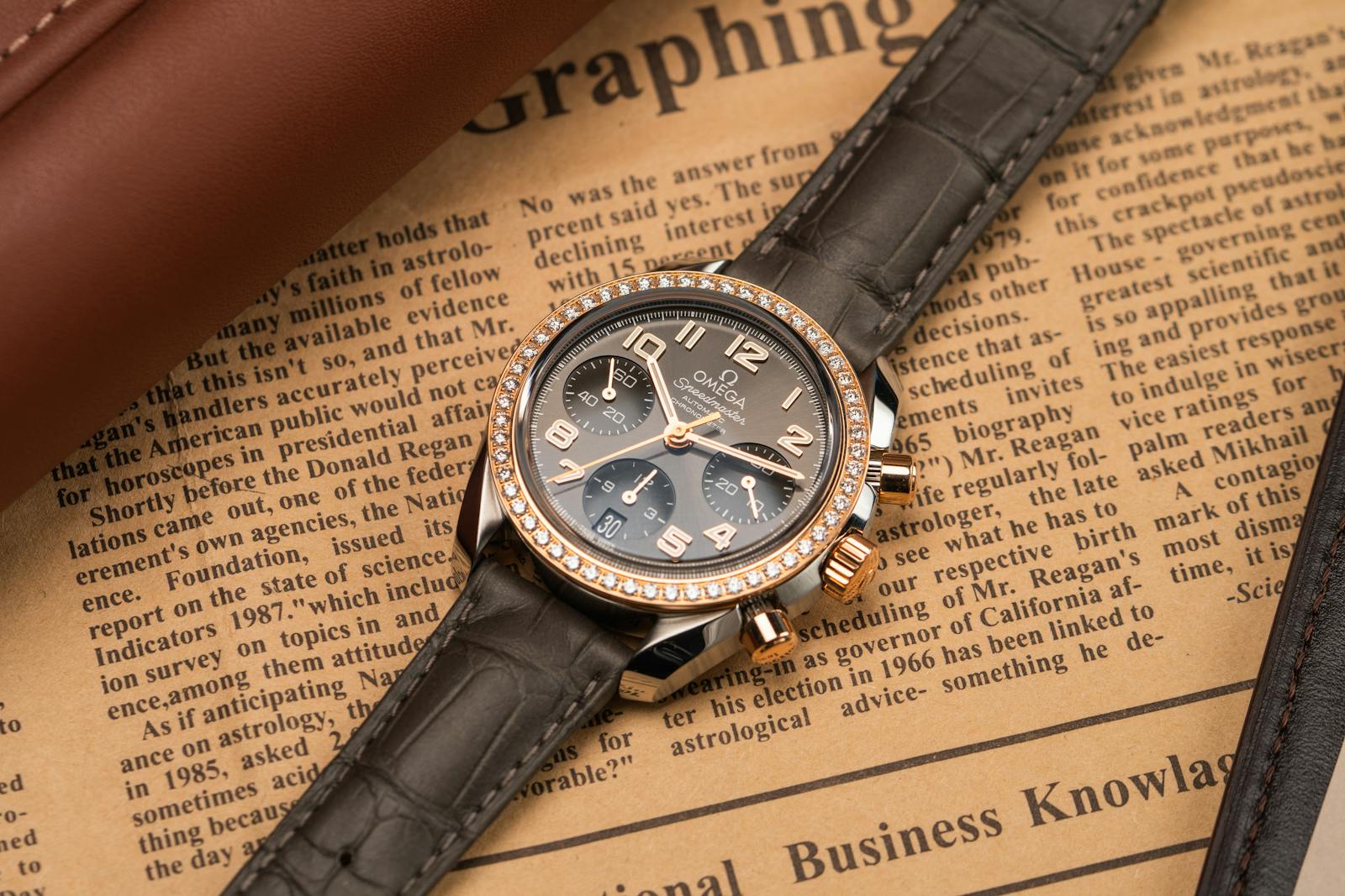 Montre de luxe au poignet sous une manchette de chemise blanche, cadran à chiffres romains et bracelet cuir, lumière naturelle
