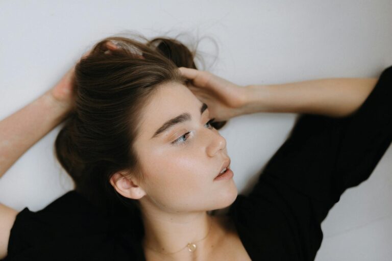 Couleurs cheveux tendance 2025-2026 : naturel sublimé, low-maintenance et inspirations à montrer