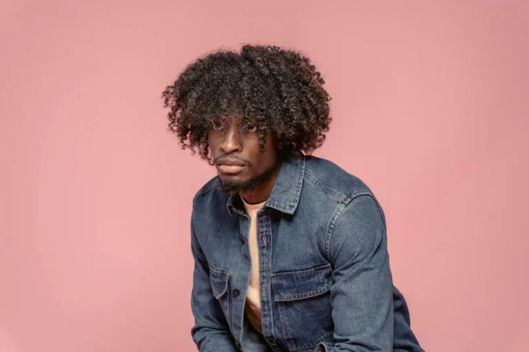 Cheveux bouclés homme : identifier son type, choisir sa coupe, construire une routine qui tient