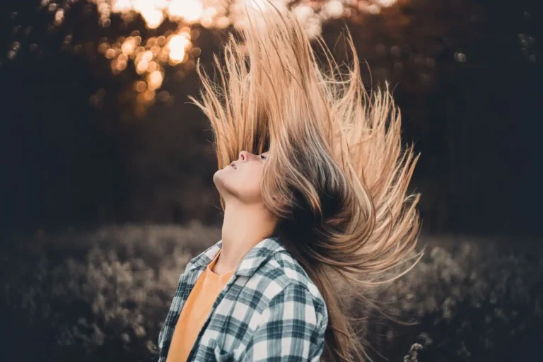 Cheveux d&rsquo;ange : comprendre ce profil capillaire et en prendre soin sans le casser