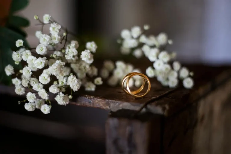 Alliance homme : choisir le métal, la largeur et la finition pour porter sa bague trente ans
