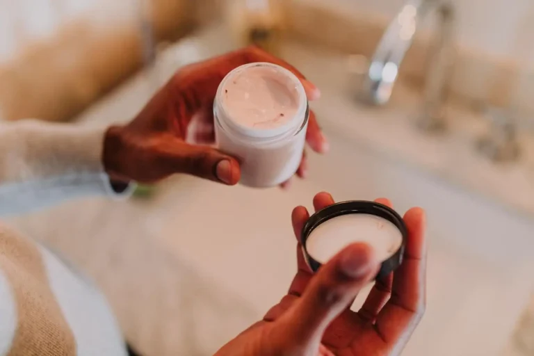 Crème hydratante visage : choisir la bonne formule sans se laisser piéger par le marketing