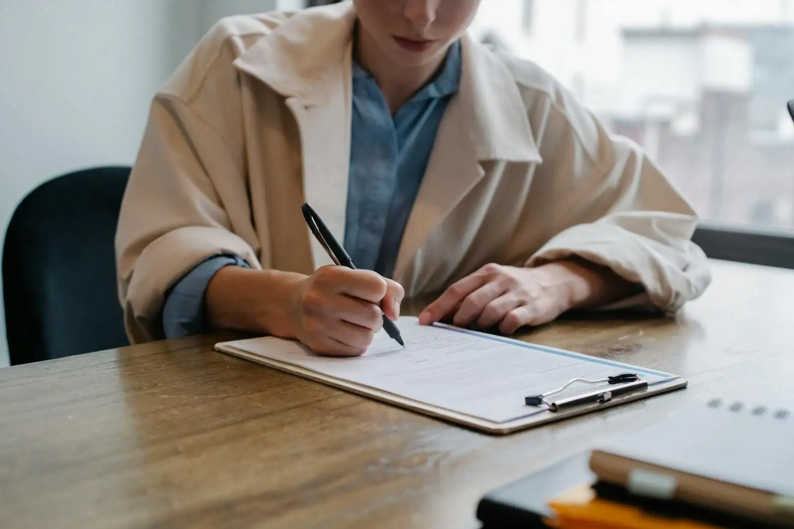 Cahier ouvert avec questionnaire psychologique et stylo, bureau lumineux
