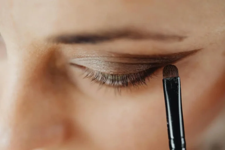 Maquillage yeux bleus : la logique des complémentaires et trois techniques qui marchent