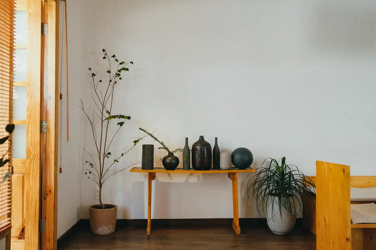 Salon bohème minimaliste avec canapé lin, tapis berbère discret et bois clair