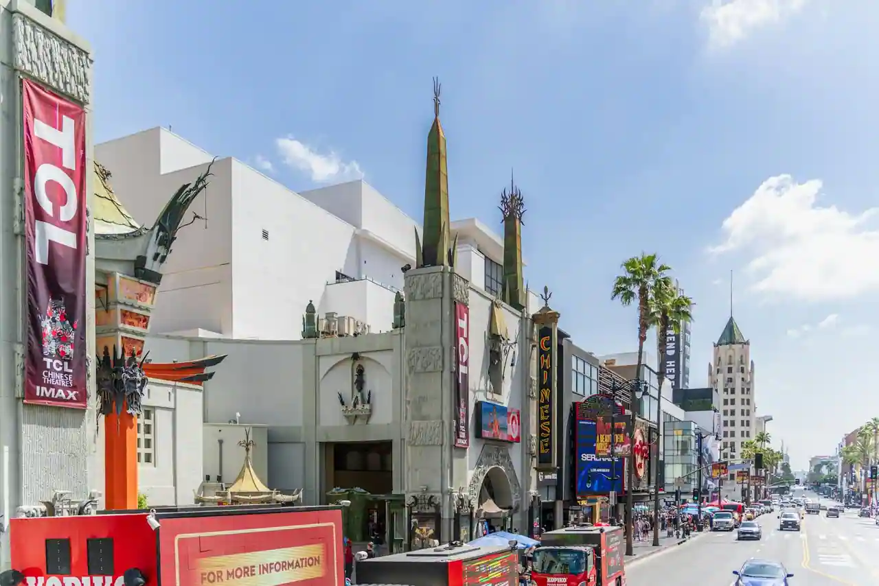 Hollywood Boulevard de nuit, néons et façades art déco, ambiance industrie du cinéma.