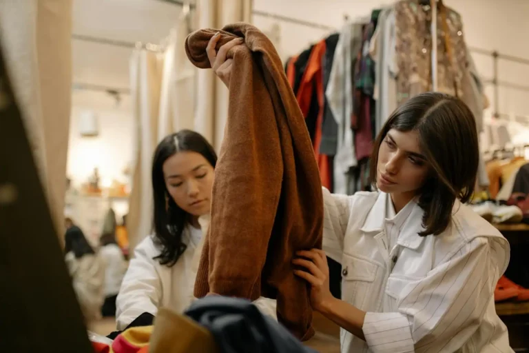 Vêtements pas chers pour femme : cinq familles d&rsquo;achats et la grille pour ne pas s&rsquo;y perdre
