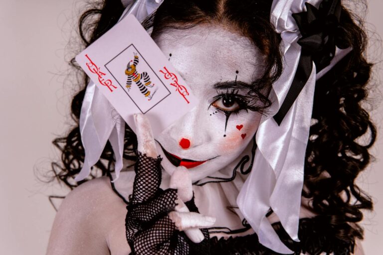 Maquillage Joker : les trois versions, leurs techniques et comment tenir la soirée