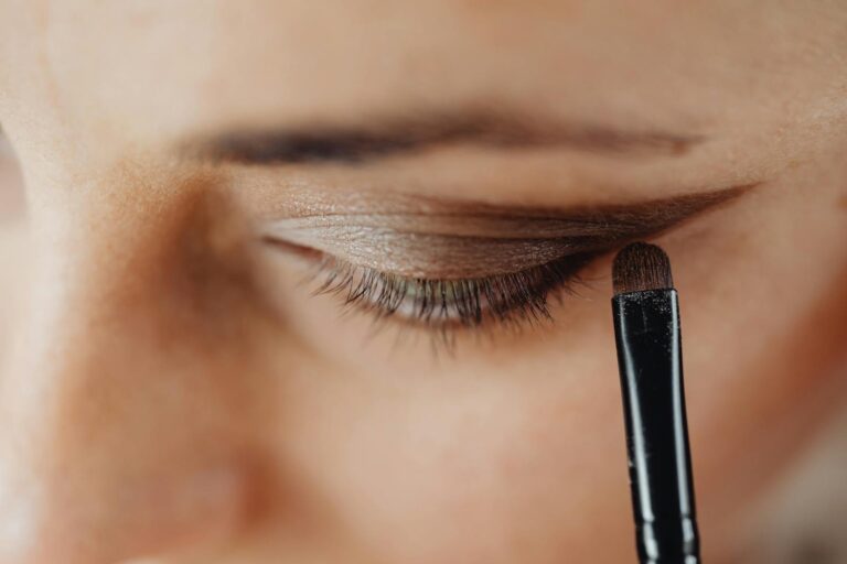 Maquillage yeux bleus : la logique des complémentaires et trois techniques qui marchent