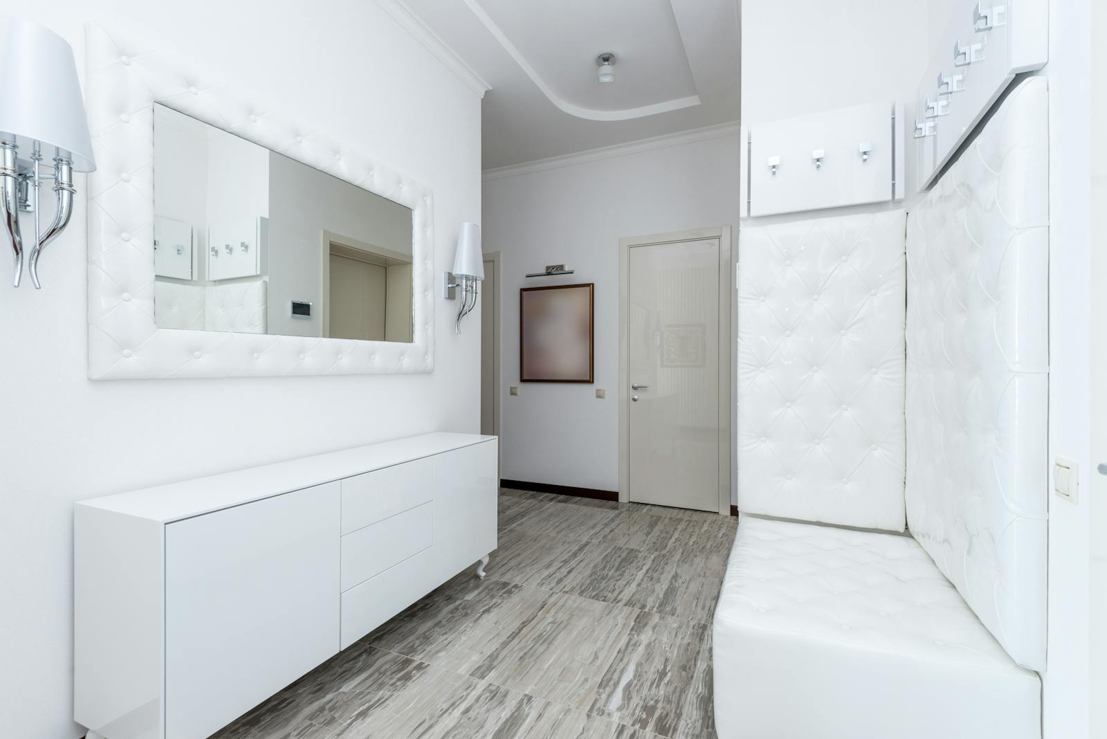 Meuble à chaussures bas en bois clair installé dans une entrée scandinave, plusieurs paires alignées, ambiance épurée.