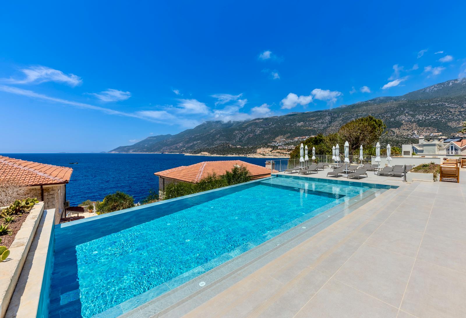 Centre de thalassothérapie en bord de mer Méditerranée sur la Côte d'Azur, piscine extérieure d'eau de mer.