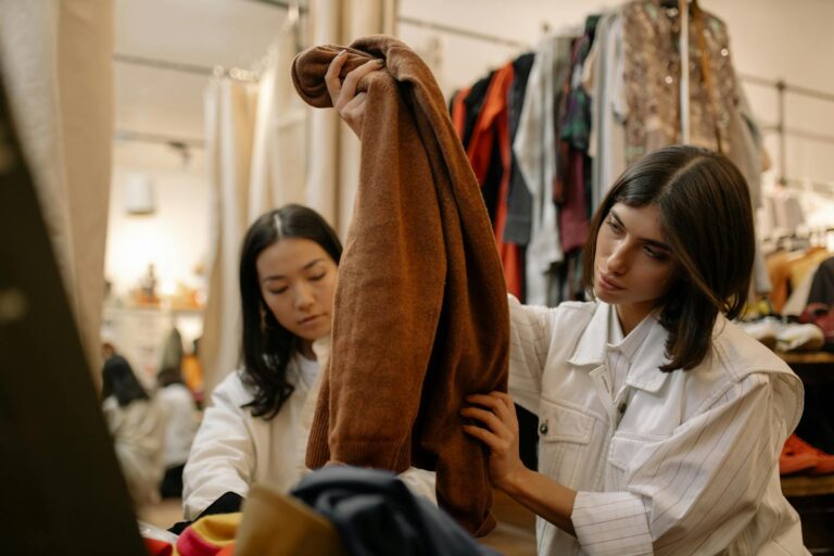 Vêtements pas chers pour femme : cinq familles d&rsquo;achats et la grille pour ne pas s&rsquo;y perdre