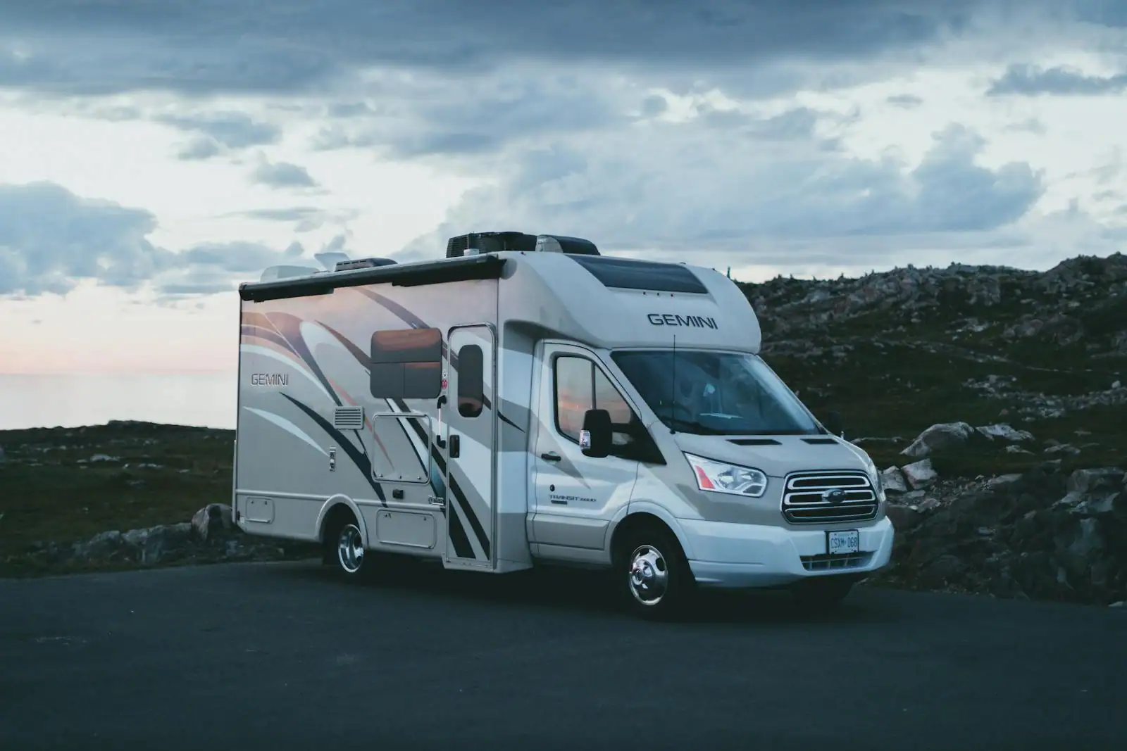 Camping-car stationné en extérieur, prêt pour l'étape d'un voyage