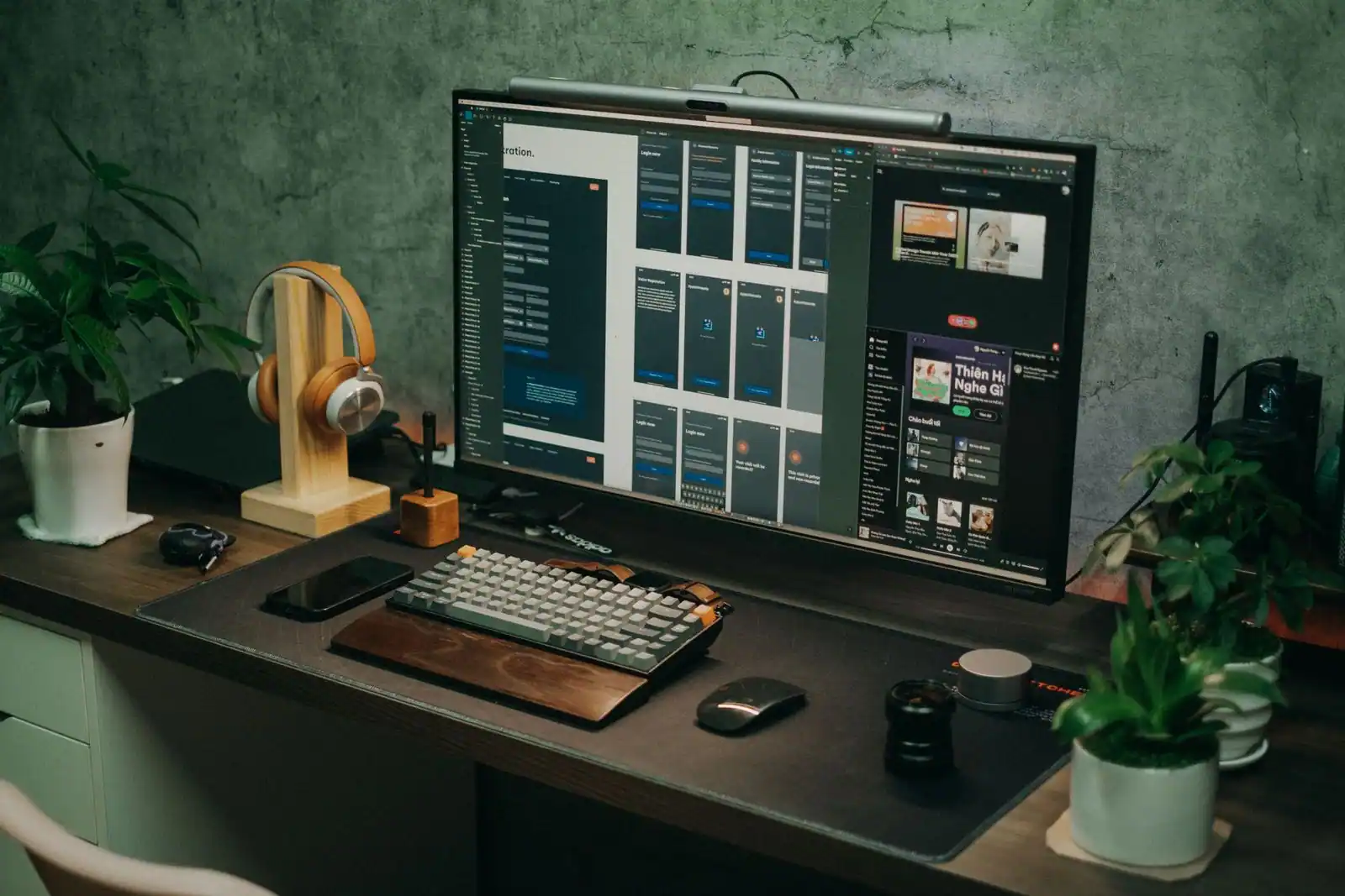 Poste de travail avec ordinateur, clavier, souris et accessoires informatiques sur un bureau