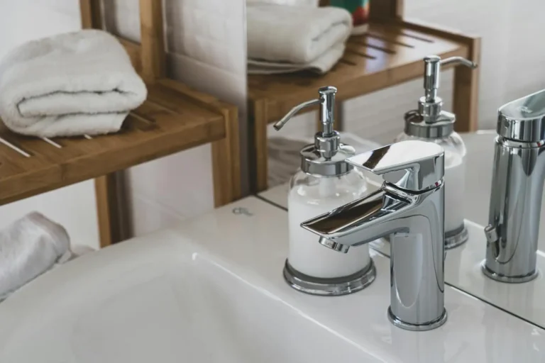 Accessoires de salle de bain : bien choisir et agencer
