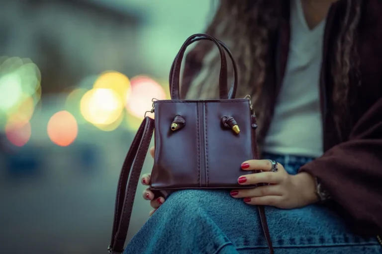Accessoires parisiens : les pièces qui font l&rsquo;allure chic et naturelle