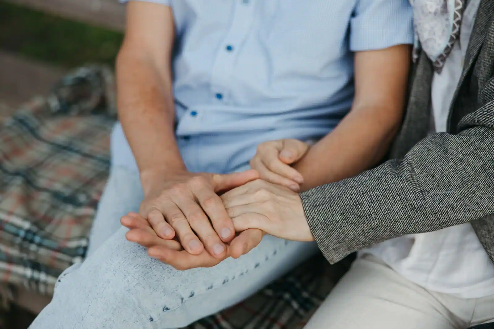 Deux mains qui se tiennent avec tendresse, geste de soutien et de présence dans le couple