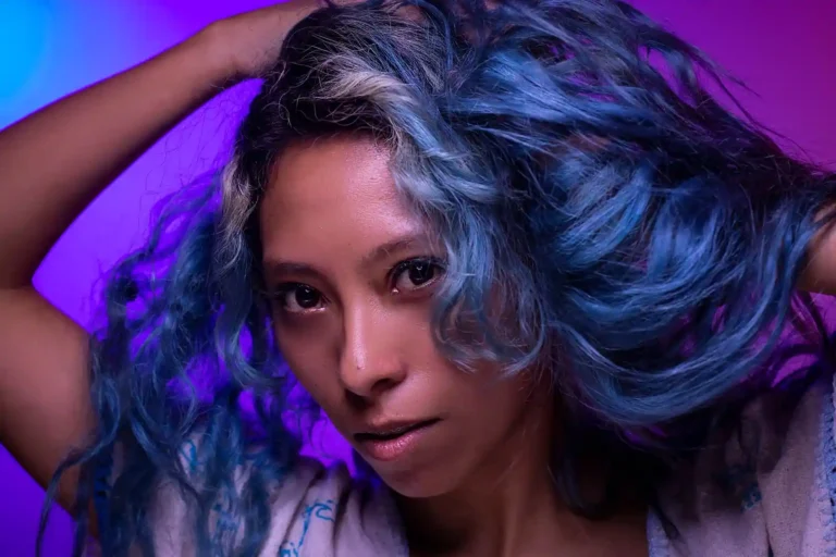 Cheveux bleus : choisir sa nuance, colorer et faire tenir la couleur