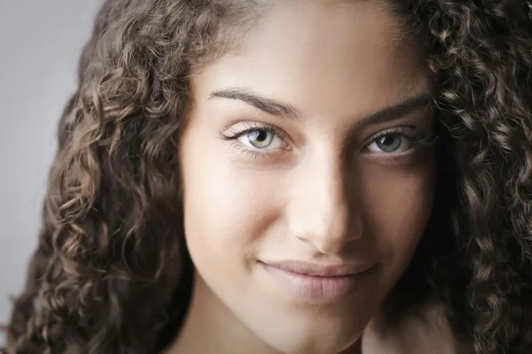 Cheveux bouclés : les comprendre et en prendre soin