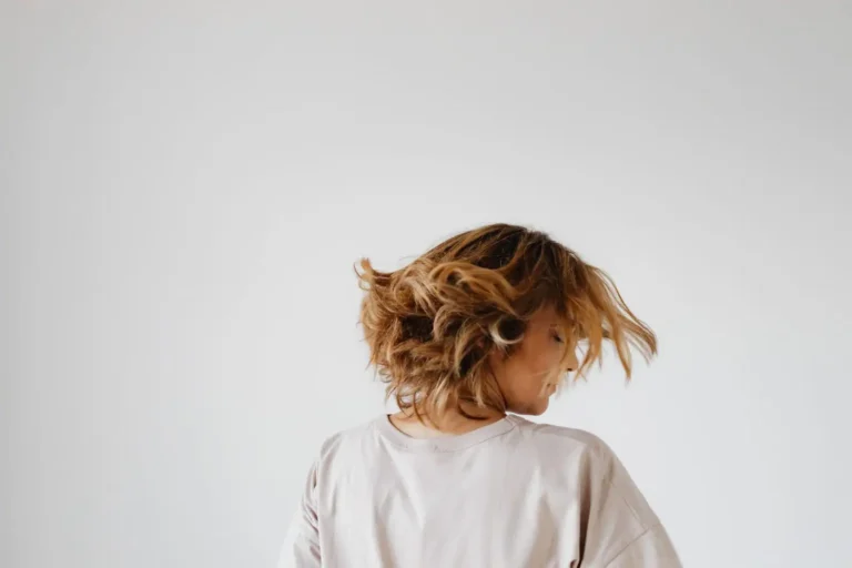 Cheveux électriques : pourquoi, et comment s&rsquo;en débarrasser