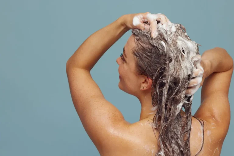 Cheveux gras : pourquoi et comment vraiment y remédier