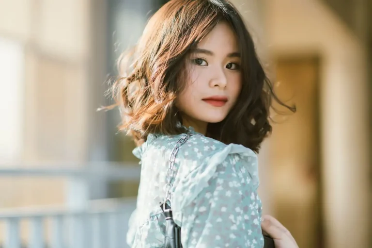 Cheveux mi-longs dégradés : à qui ça va, comment l&rsquo;adopter