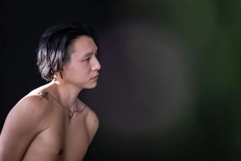 Cheveux mi-long homme : coupe, style et entretien