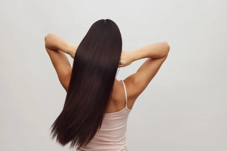 Cheveux raides : les comprendre, les entretenir et les coiffer