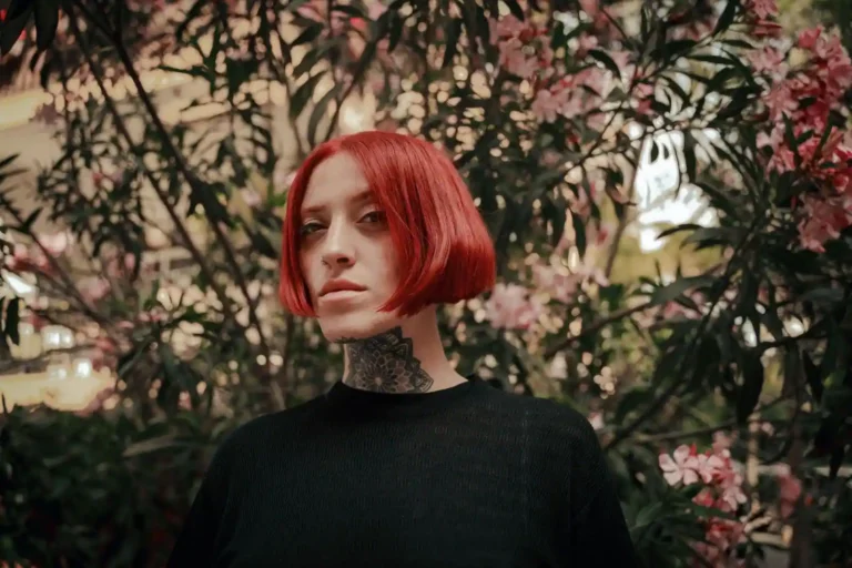 Cheveux rouge cerise : nuance, base et entretien