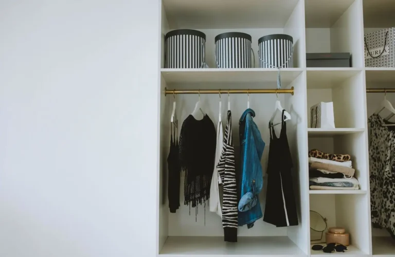 Garde-robe en anglais : wardrobe et le vocabulaire des vêtements