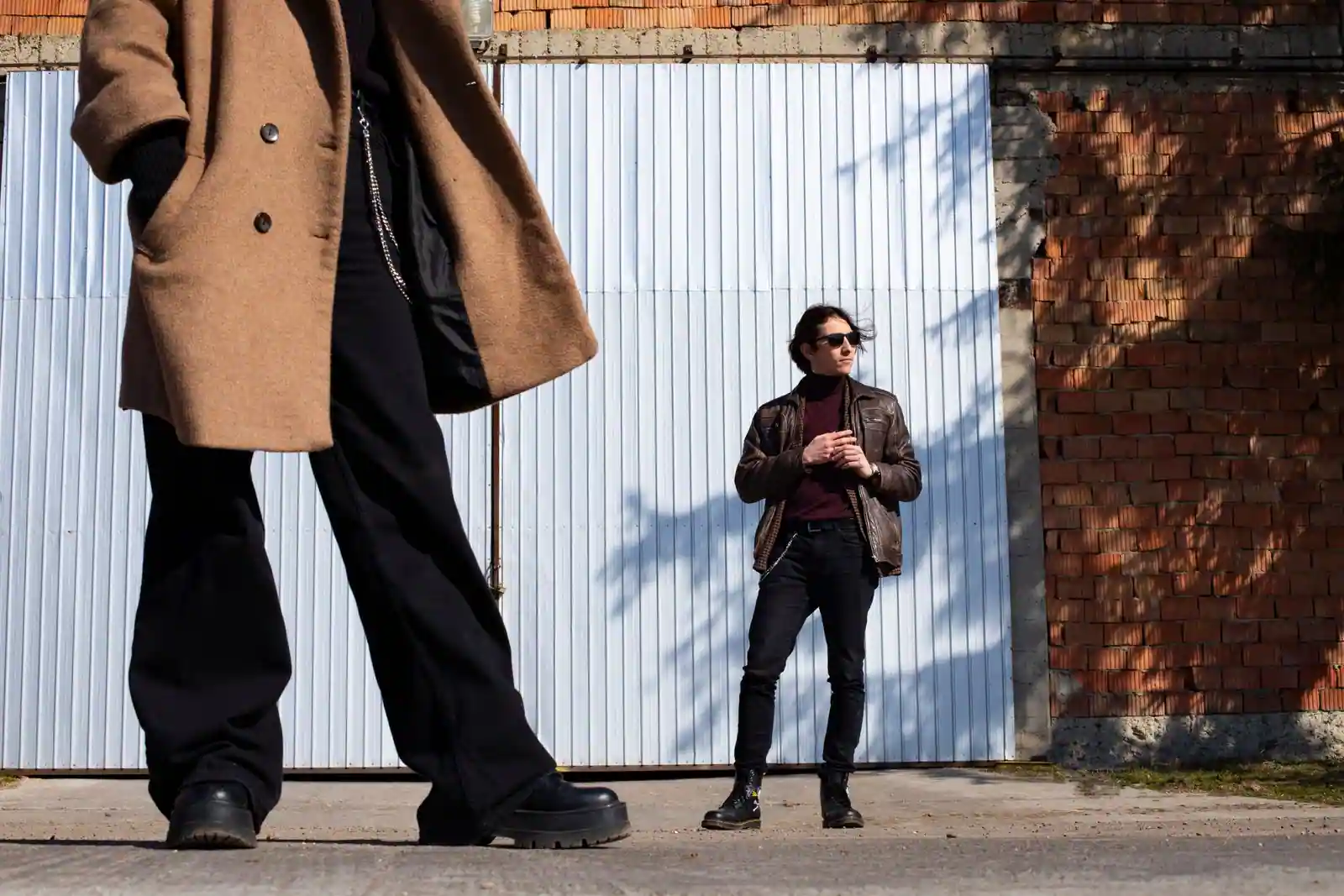 Deux hommes en tenue casual chic dans la rue