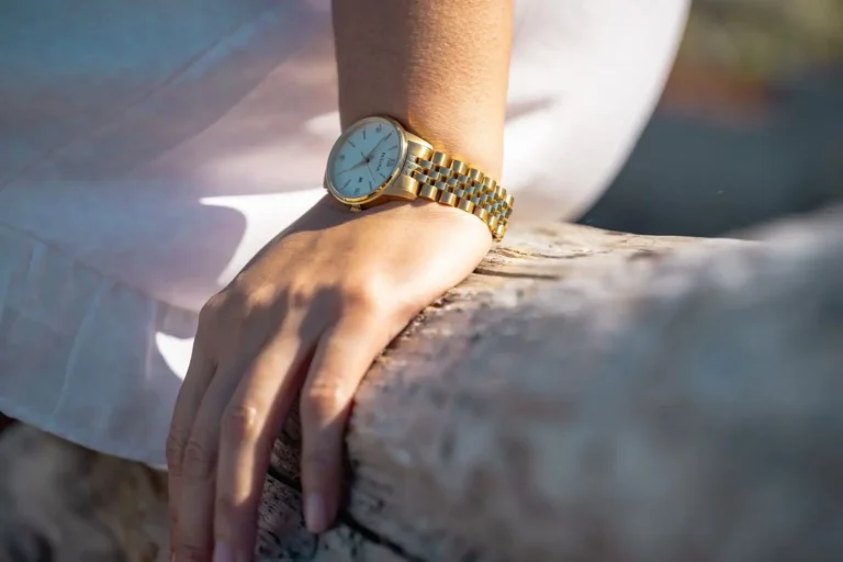 Montre femme dorée : comment la choisir et la porter