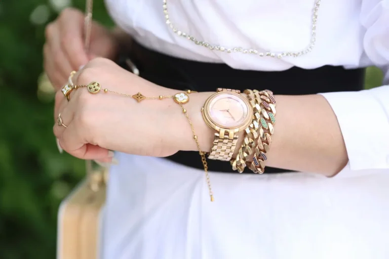 Montre femme en or : matière, teinte, style et entretien