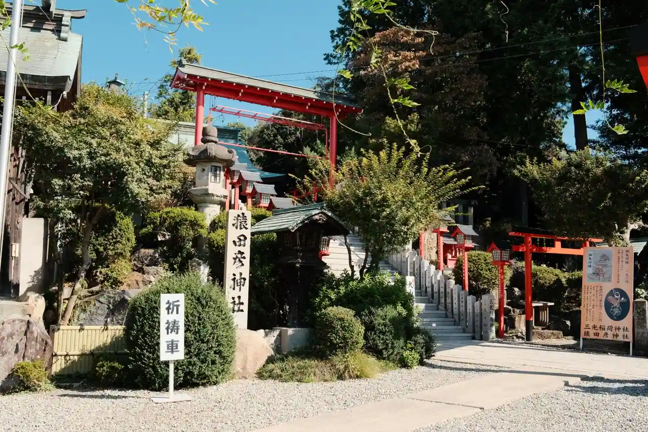 Portique torii rouge traditionnel japonais et lanternes de pierre, évoquant la culture du Japon.