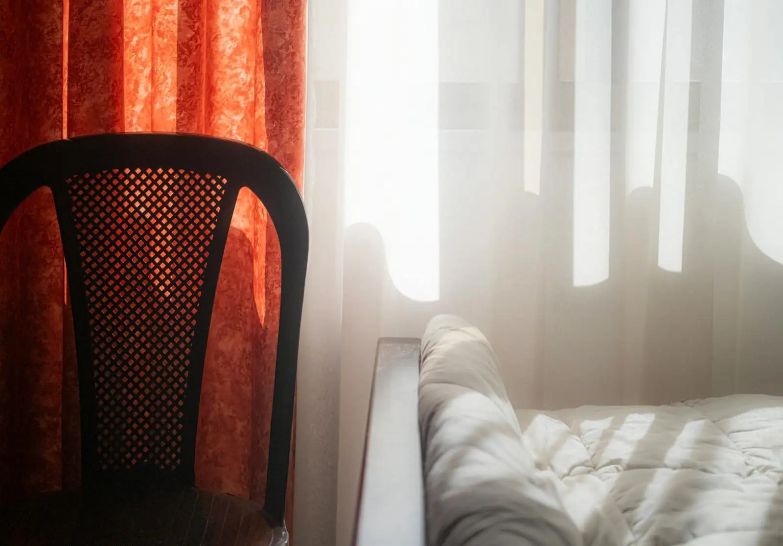 Lumière du matin entrant par une fenêtre dans une chambre paisible, illustration d'une routine matinale.