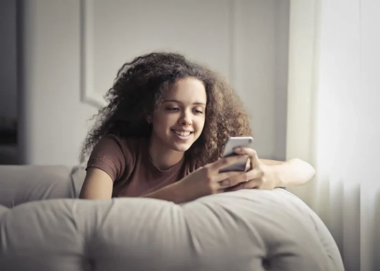 Séduire un homme par SMS : ce qui marche vraiment (et ce qui lasse)