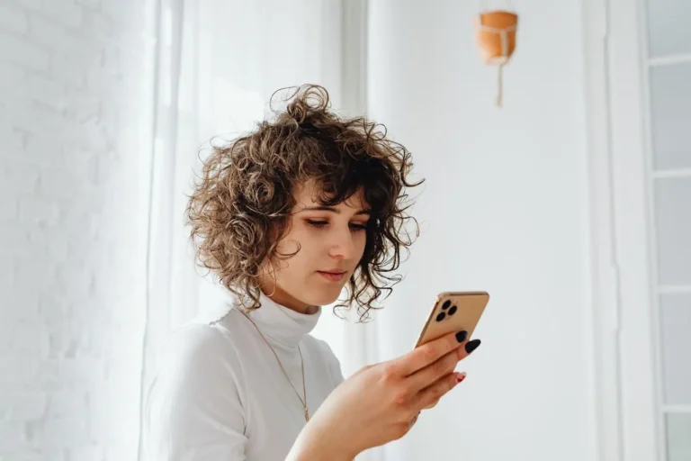 Numéro WhatsApp sur un site de rencontre : quand s&rsquo;en méfier