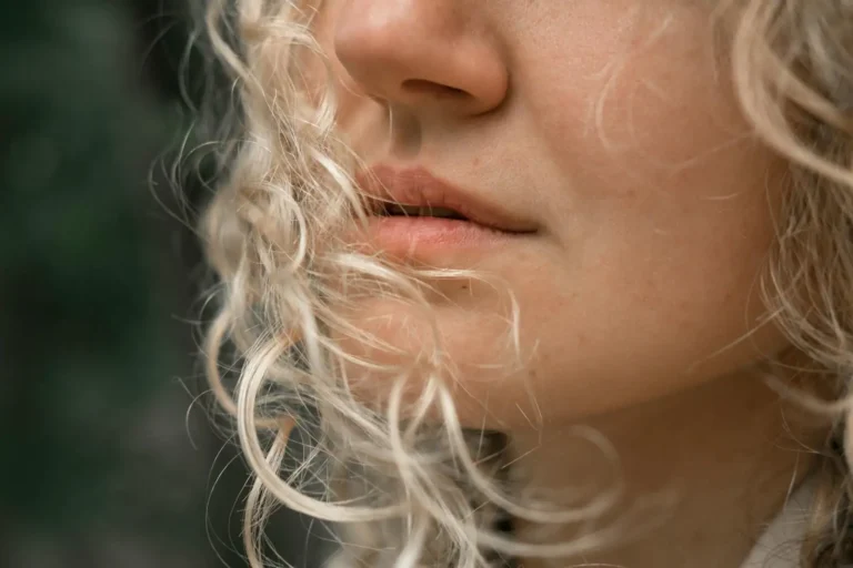 Soin des cheveux bouclés : la routine qui révèle vos boucles