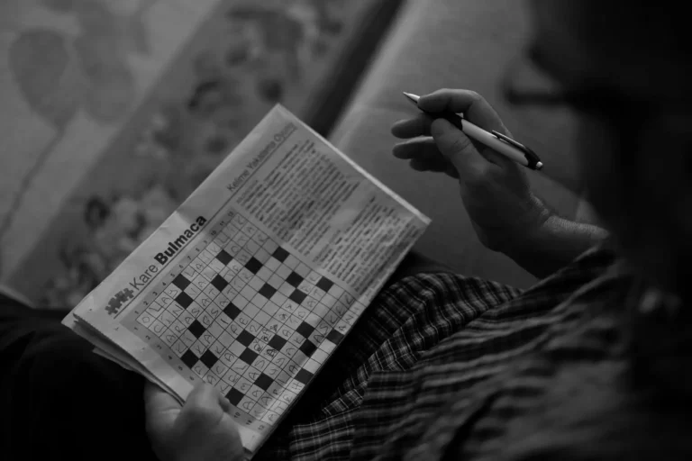 « Vêtement ridicule » en mots fléchés : la solution selon le nombre de lettres