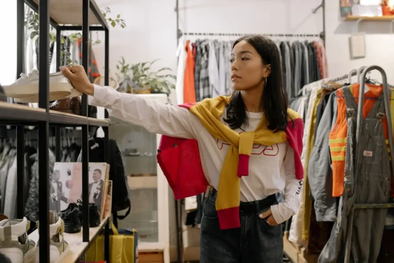Vêtements de seconde main : le guide pour bien acheter