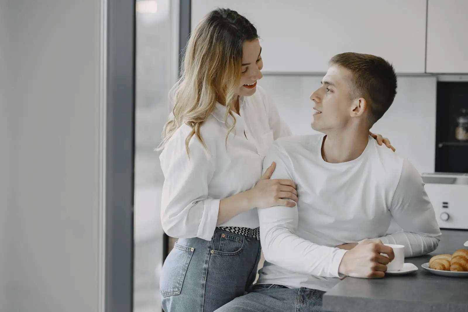 Couple complice partageant un moment calme et sincère à la maison, à la lumière du jour