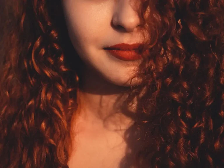 Cheveux acajou : à qui ça va et comment garder le reflet