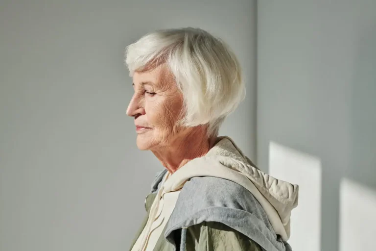 Cheveux blancs : les entretenir, éviter le jaune, garder l&rsquo;éclat