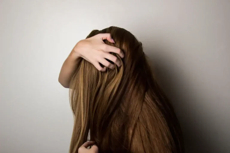 Cheveux de riche : les signaux que l’œil lit avant la coupe