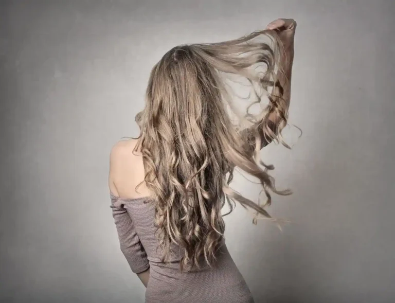 Cheveux ondulés : définir ses vagues sans les alourdir