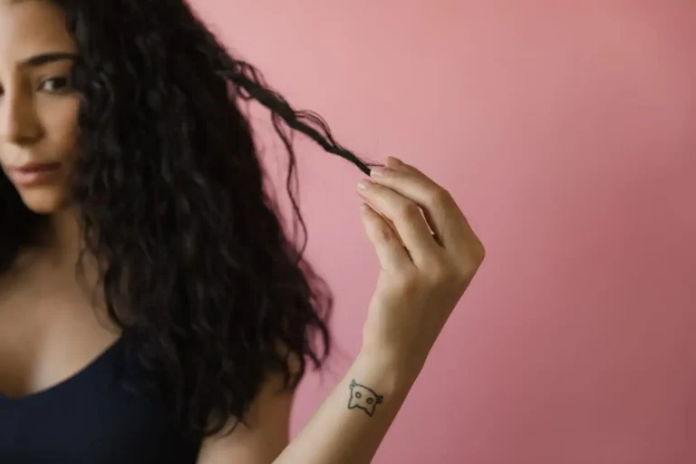 Cheveux qui tombent quand je passe ma main : faut-il s&rsquo;inquiéter ?