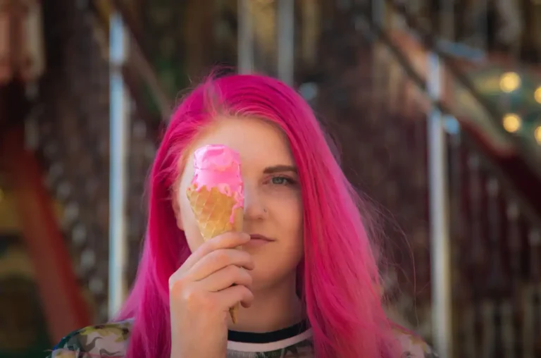 Cheveux roses : bien choisir sa nuance et la faire tenir
